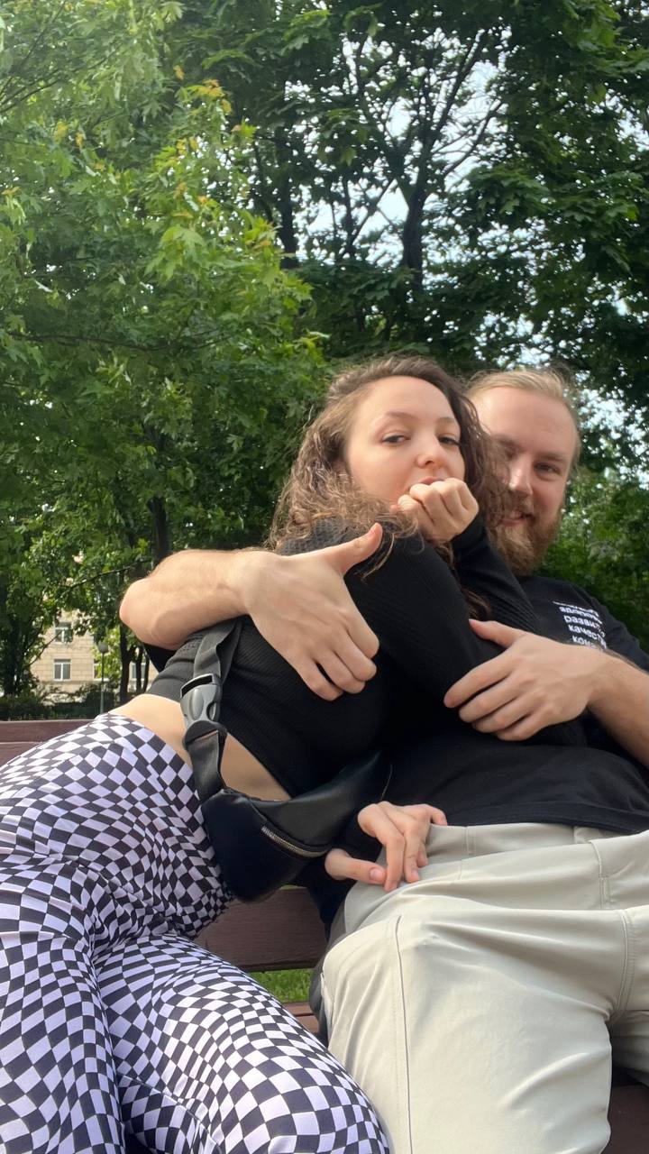 Опубликовала вчера в запрещенную социальную сеть две фотки:
Первая левая собрала кучу лайков.
А на второй — только один🙂
Типа ок, ты красотка, сирень тебе идет, штаны классные | Сетка — социальная сеть от hh.ru