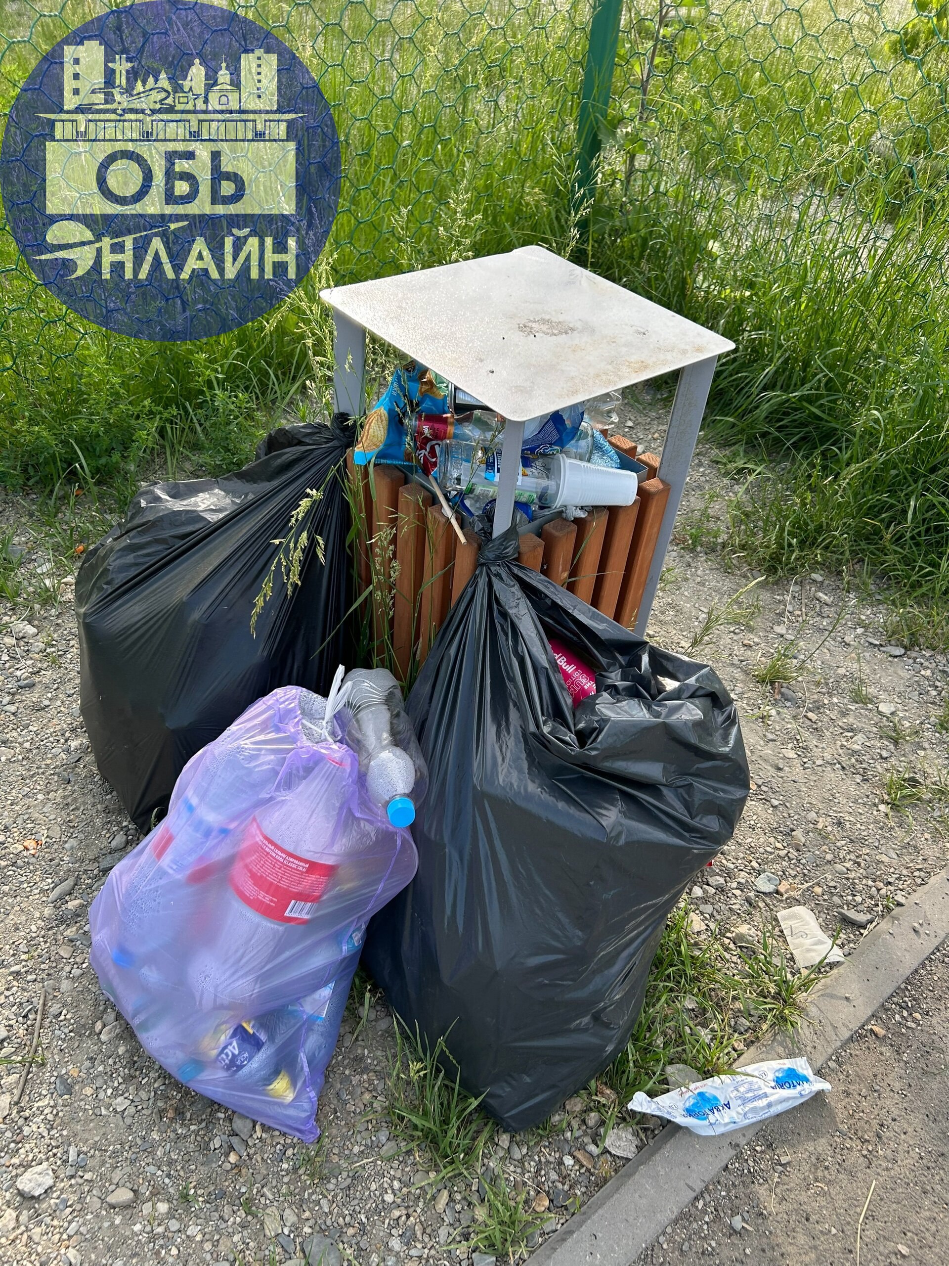 ↗ Дорогие «поросята»!
Вход на футбольное поле Вокзальной теперь только через «метелку» и «мусорный мешок». Все желающие могут присоединиться к уборке.
Объект строился для спорта «людей» | Сетка — социальная сеть от hh.ru