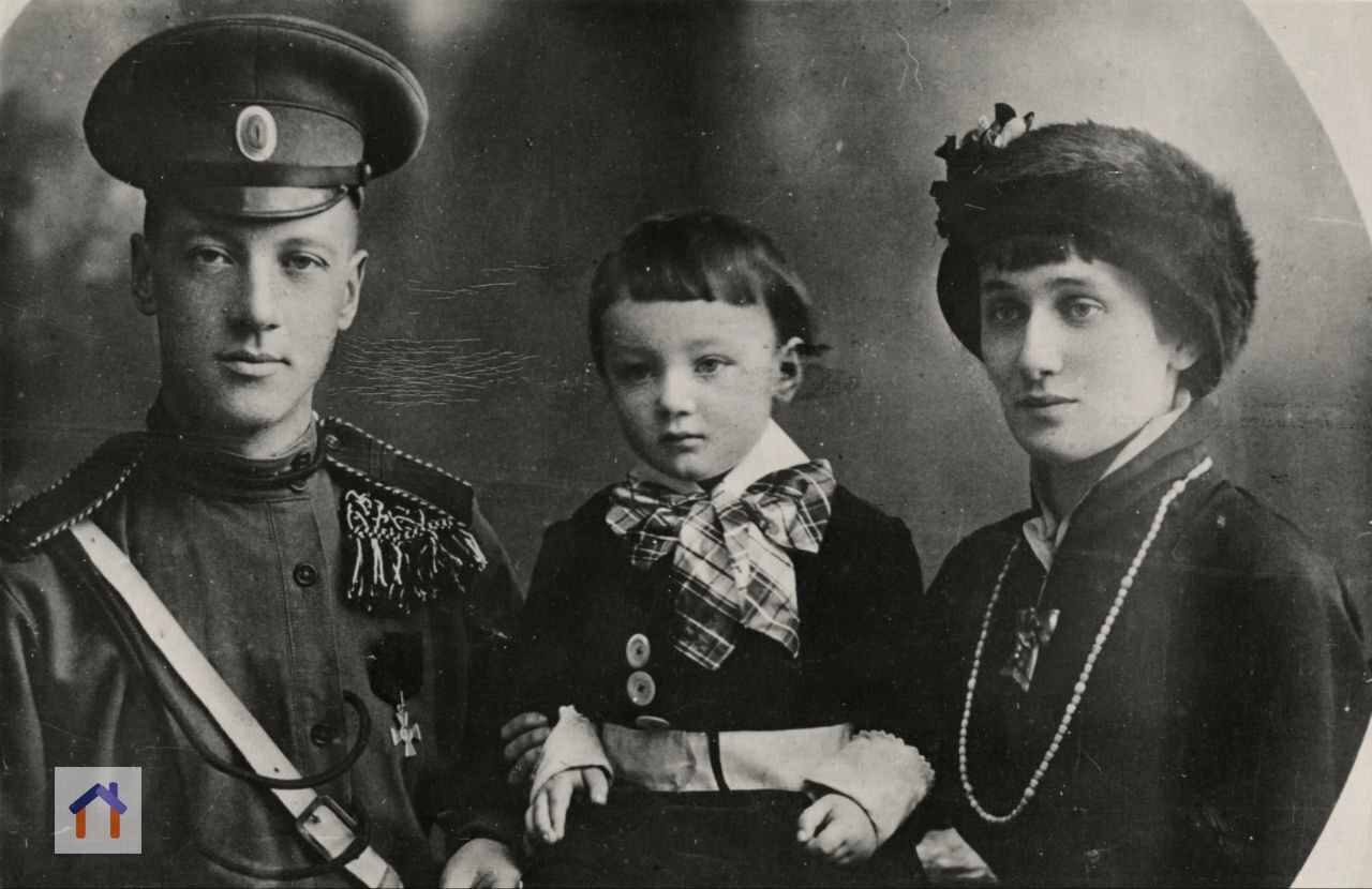В 1914-м году Николай Гумилёв уходит на фронт. В 1915-м Анна Ахматова пишет для своего сына "Колыбельную":
Далеко в лесу огромном,
Возле синих рек,
Жил с детьми в избушке темной
Бедный дровосек | Сетка — социальная сеть от hh.ru