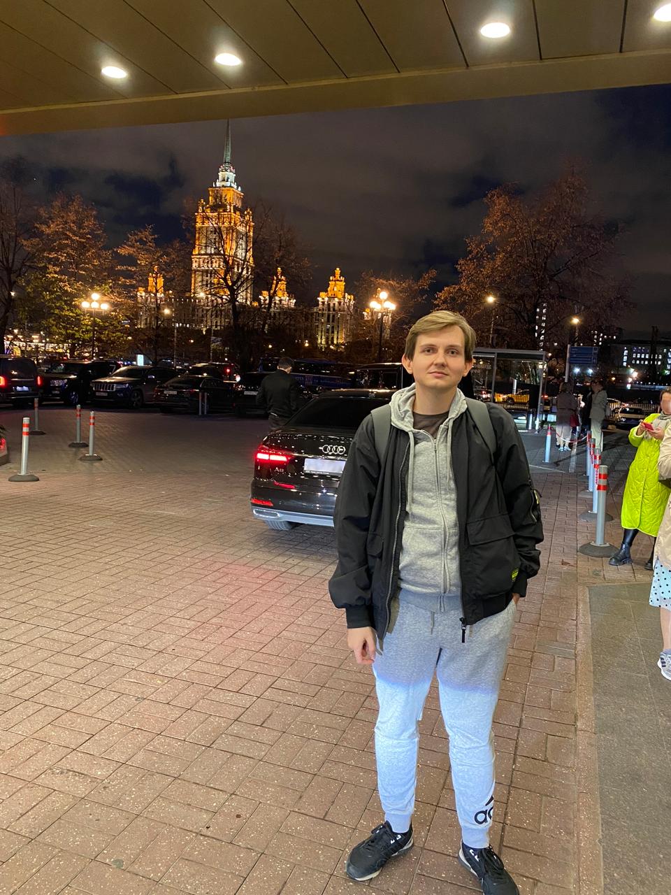 Обычно после таких фотографий люди начинают продавать курсы. Я тут на выходе из отеля, который реально в двух шагах от Москва-Сити | Сетка — социальная сеть от hh.ru