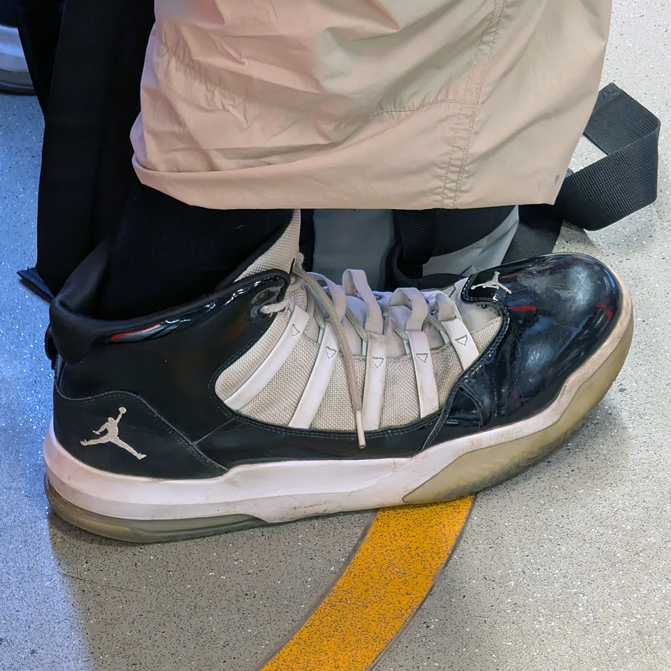 Иногда кроссовки не спрашивают, кто ты. Они просто говорят: «Теперь ты идёшь с нами».
Nike Jordan Max Aura — из таких. В них нет шума хайпа, но есть уверенность ветерана, который уже всё доказал | Сетка — социальная сеть от hh.ru