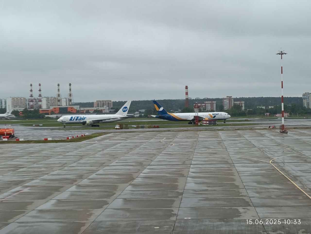 В аэропортах конечно своя атмосфера, особенно когда проходишь паспортный контроль. Она разительно отличается от вокзалов, где все нервозно и скомкано | Сетка — социальная сеть от hh.ru