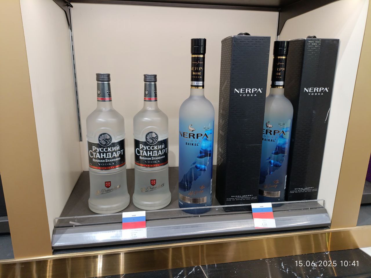 В аэропортах конечно своя атмосфера, особенно когда проходишь паспортный контроль. Она разительно отличается от вокзалов, где все нервозно и скомкано | Сетка — социальная сеть от hh.ru