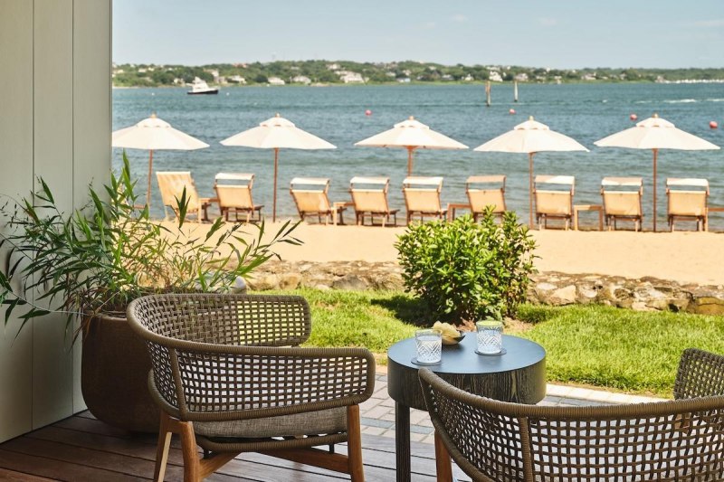 Montauk Yacht Club
Patio at Montauk Yacht Club with view of the sandy beach
Especially enchanting in summer, Montauk Yacht Club blends contemporary flair with its classic coastal heritage | Сетка — социальная сеть от hh.ru
