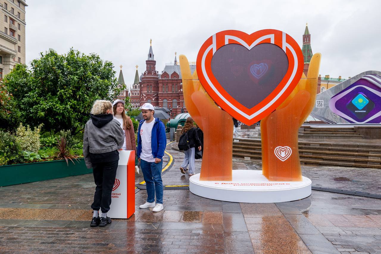 ❤️ В Москве запустили квест благодарности медикам
На Манежной — экран-сердце, которое считает «спасибо» в реальном времени. По городу спрятаны кнопки добра: нажал — передал поддержку врачам | Сетка — социальная сеть от hh.ru
