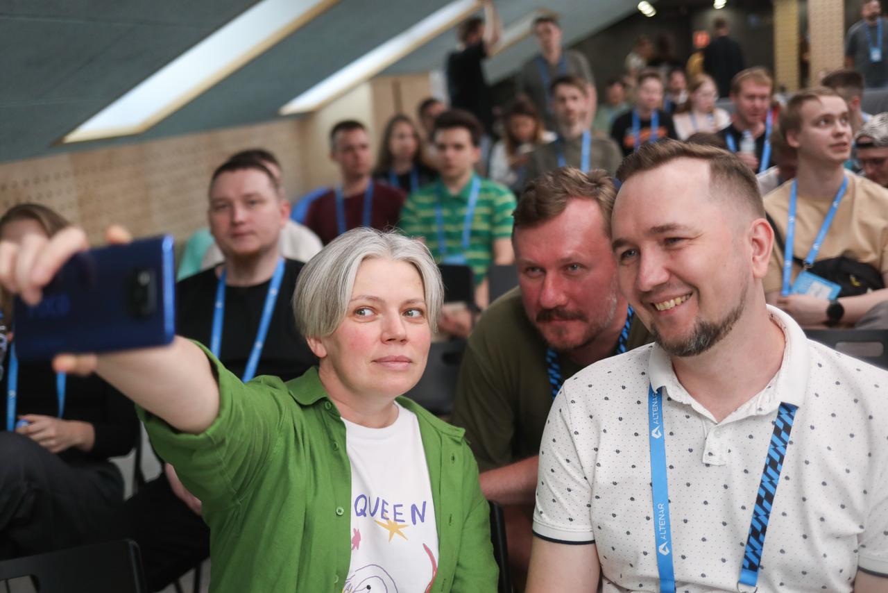 📸 Если вы знаете, когда дизайнеры плачут, почему ИИ не смог заменить всех на заводе и как ГОСТ связан с программированием, значит, вы были на Vladimir Tech Talk #30 | Сетка — социальная сеть от hh.ru