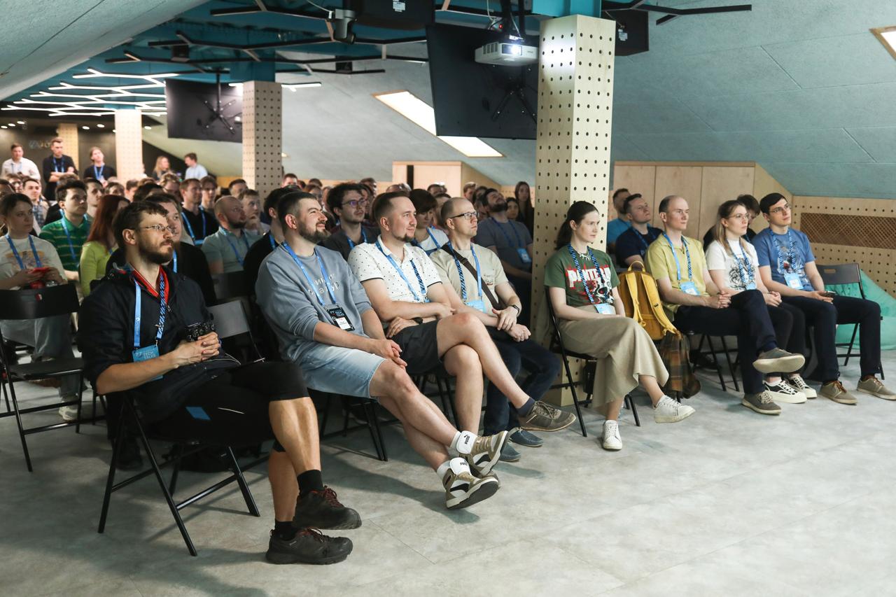 📸 Если вы знаете, когда дизайнеры плачут, почему ИИ не смог заменить всех на заводе и как ГОСТ связан с программированием, значит, вы были на Vladimir Tech Talk #30 | Сетка — социальная сеть от hh.ru