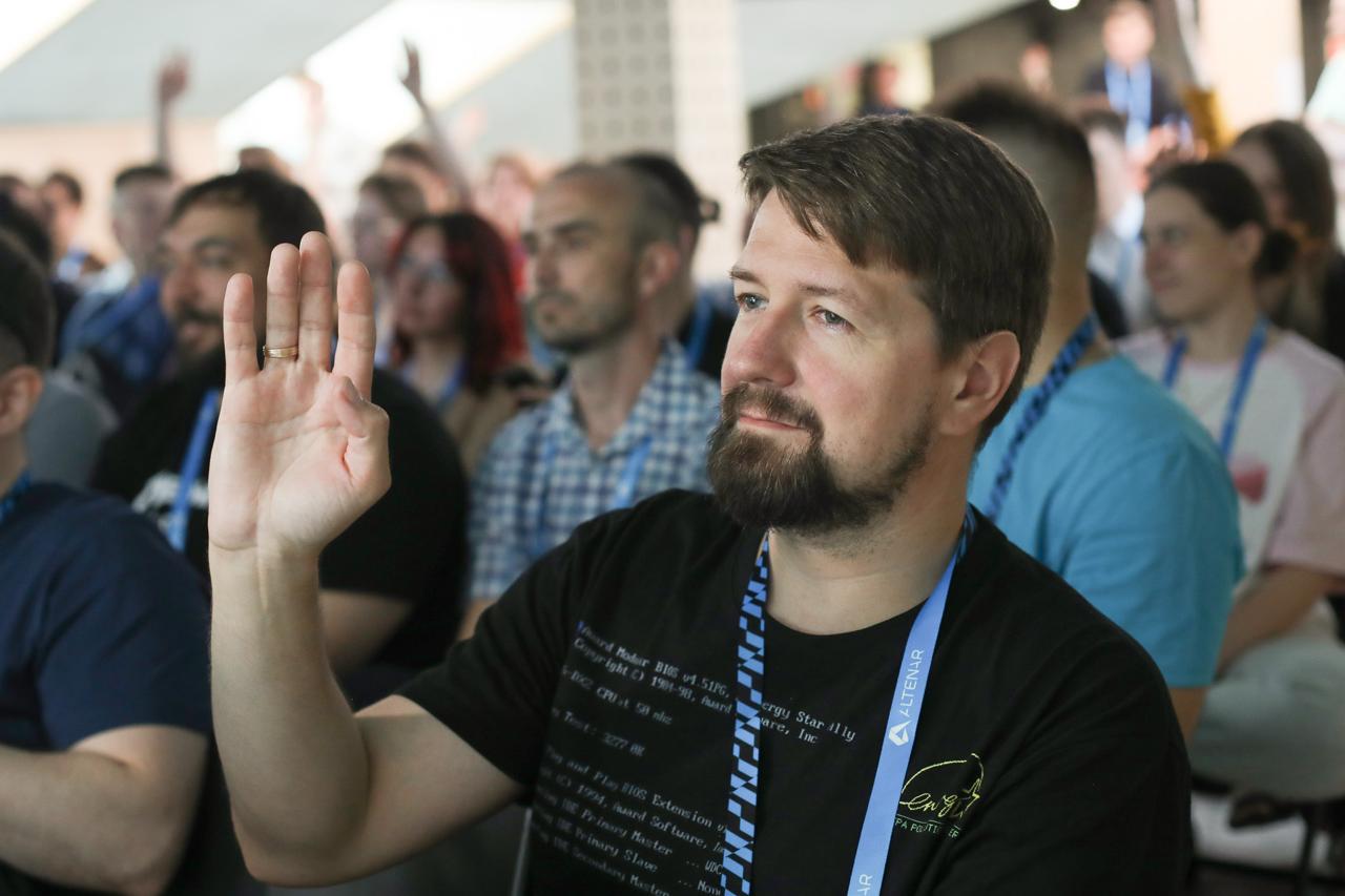 📸 Если вы знаете, когда дизайнеры плачут, почему ИИ не смог заменить всех на заводе и как ГОСТ связан с программированием, значит, вы были на Vladimir Tech Talk #30 | Сетка — социальная сеть от hh.ru