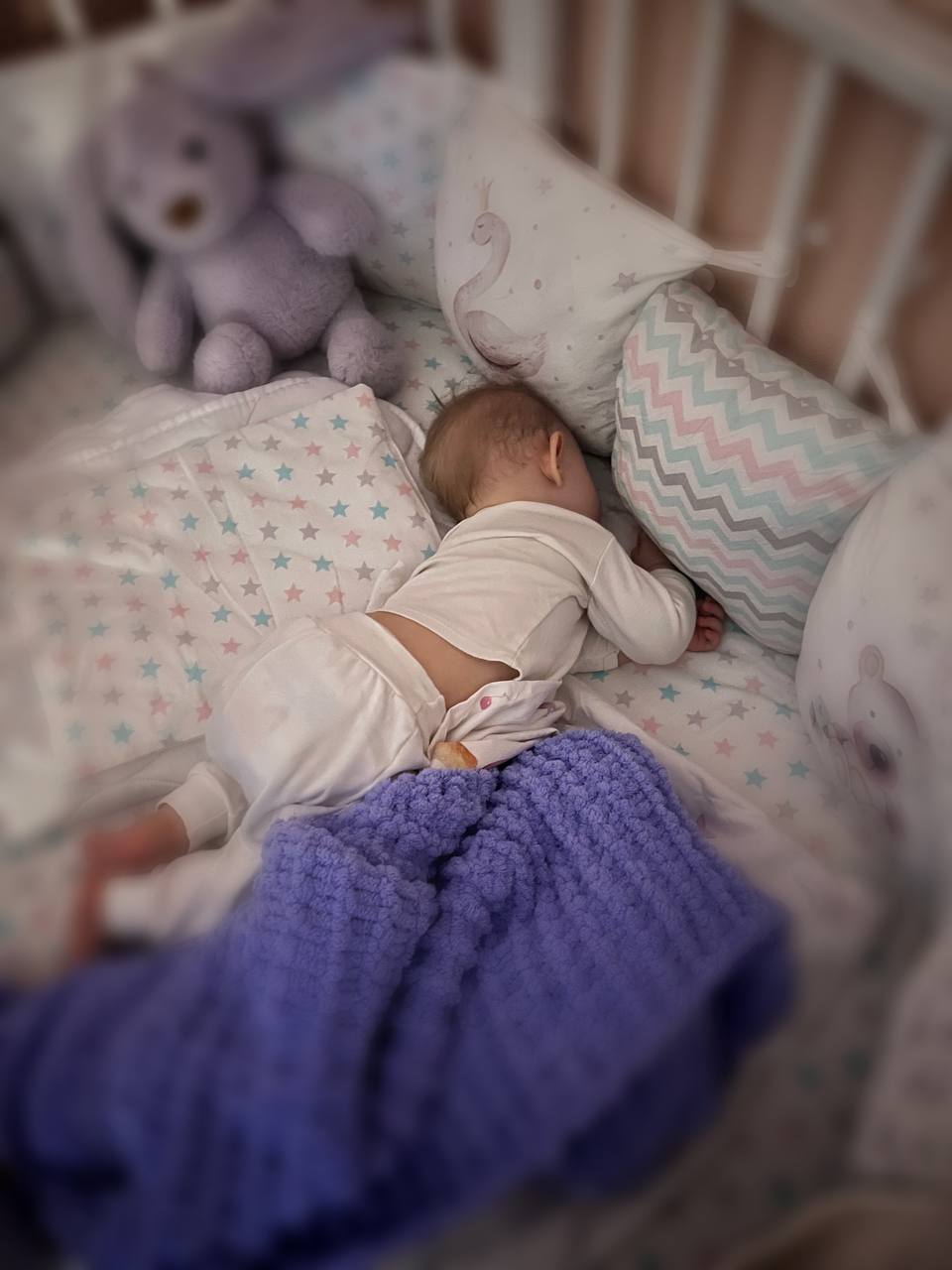 5 мифов о детском сне 🌙
1️⃣ Миф: Если не укладывать днём — быстрее уснёт вечером.
Факт: Переутомление, наоборот, мешает засыпанию и делает сон беспокойным | Сетка — социальная сеть от hh.ru