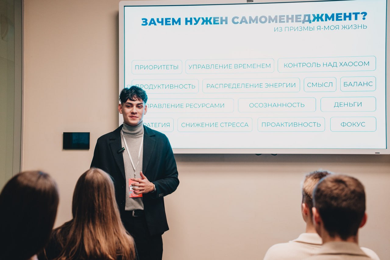 Одежда — это язык. Кто-то умеет на нем говорить, а кто-то нет 🤐
Я давно к этому пришёл | Сетка — социальная сеть от hh.ru