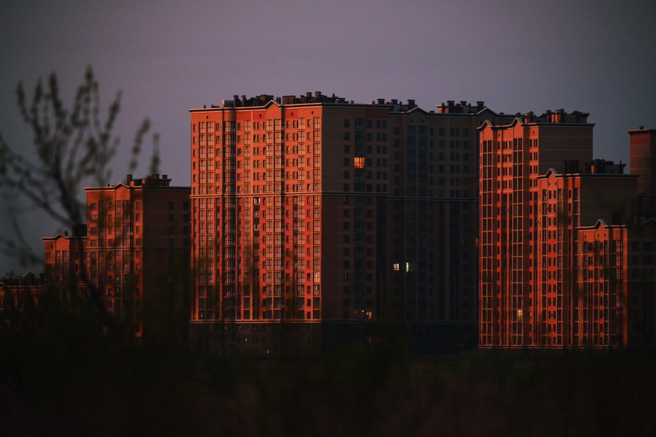 Высотки ЖК «Российский» на закате
📷 Владимир Калашников | Сетка — социальная сеть от hh.ru