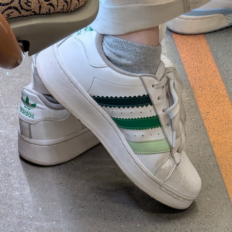 Сначала мне показалось, что это обычная классика, но "дьявол кроется в деталях" 😎 Посмотрите внимательно на те самые полоски.. | Сетка — социальная сеть от hh.ru