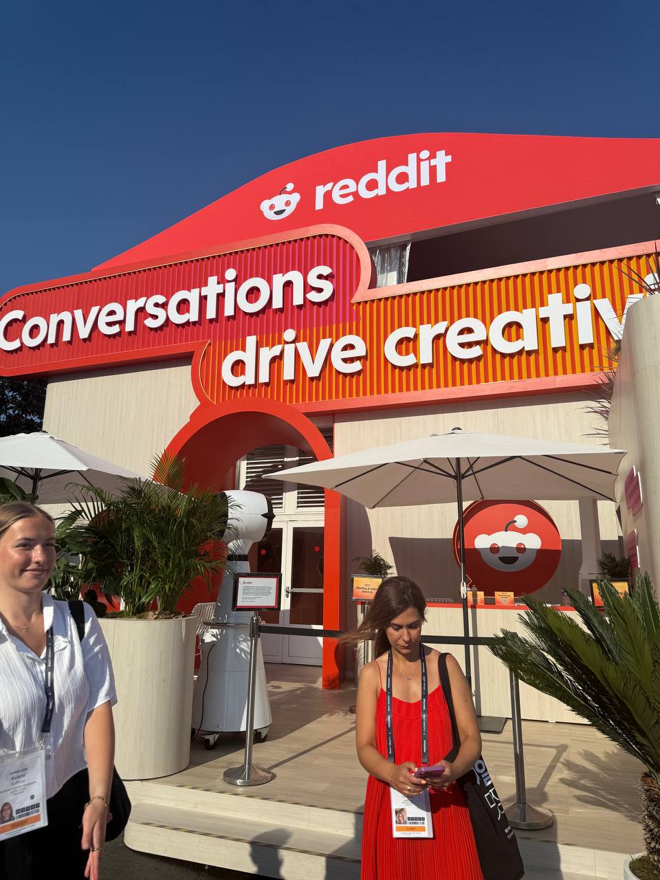 Это домик Reddit на Круазетте, напомню, что владелец компании - Алексис Оганян. А его жена, Серена Уильямс, выступает завтра на Cannes Lions, будет говорить про healthier world | Сетка — социальная сеть от hh.ru