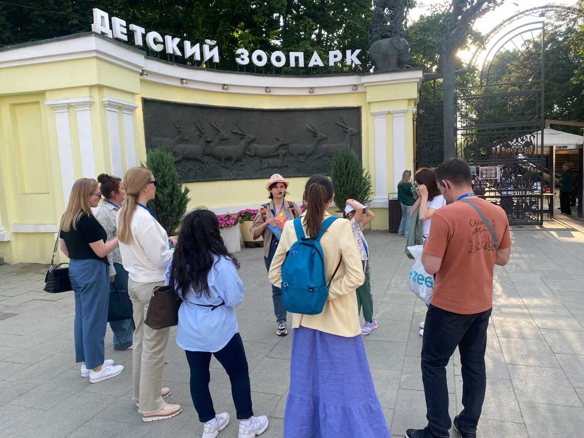 Открыли сегодня новый сезон корпоративных экскурсий по району, в котором работаем.
🌞 Поймали прекрасное «погодное окошко» между дождями. | Сетка — социальная сеть от hh.ru