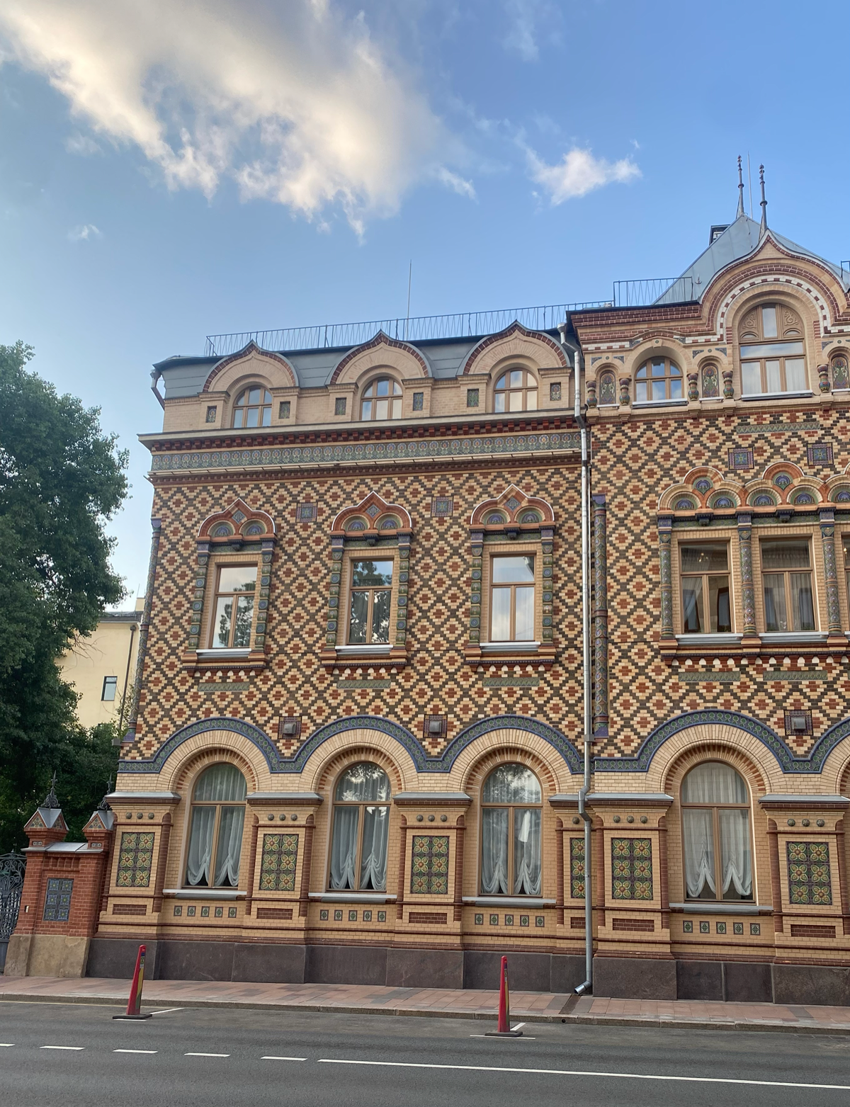 Открыли сегодня новый сезон корпоративных экскурсий по району, в котором работаем.
🌞 Поймали прекрасное «погодное окошко» между дождями. | Сетка — социальная сеть от hh.ru