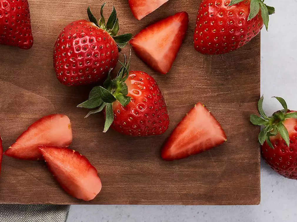 *Клубничный разбор: что нужно знать о любимой ягоде❓🍓Кто не любит клубнику? Сочная, ароматная, с легкой кислинкой — она манит нас с самого детства | Сетка — социальная сеть от hh.ru