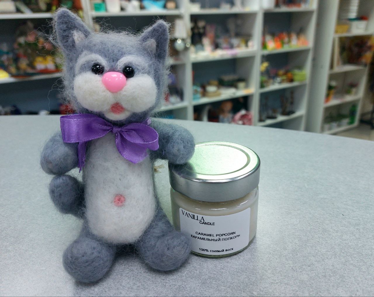 Мягкий интерьерный котик дремлет на полке. Рядом свеча наполняет воздух сладким ароматом карамельного попкорна — ненавязчивым, как сегодняшнее утро | Сетка — социальная сеть от hh.ru