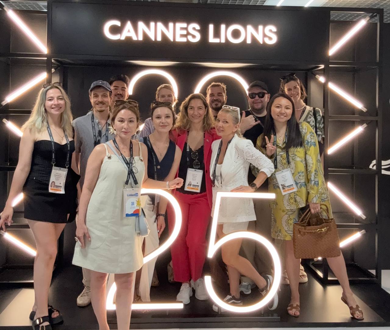 Тур по Дворцу Фестивалей на фестивале Cannes Lions на русском языке собрал людей из Молдовы, Казахстана (самая большая делегация), Швейцарии (болгарка, пришла поговорить с кем нибудь по русски), Порту... | Сетка — социальная сеть от hh.ru