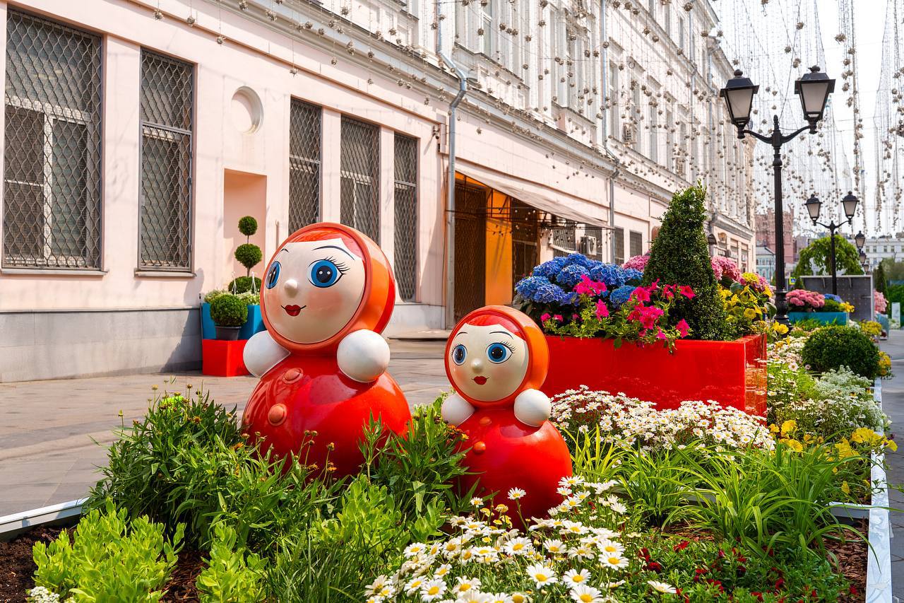 посмотрите, какая красота на улице Рождественка в Москве
🇷🇺🇷🇺🇷🇺🇷🇺🇷🇺растения, матрешки и кубики Рубика соседствуют друг с другом на фестивале «Сады и цветы» | Сетка — социальная сеть от hh.ru