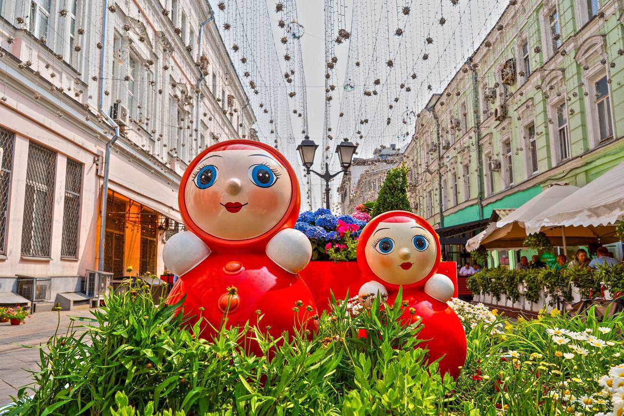 посмотрите, какая красота на улице Рождественка в Москве
🇷🇺🇷🇺🇷🇺🇷🇺🇷🇺растения, матрешки и кубики Рубика соседствуют друг с другом на фестивале «Сады и цветы» | Сетка — социальная сеть от hh.ru