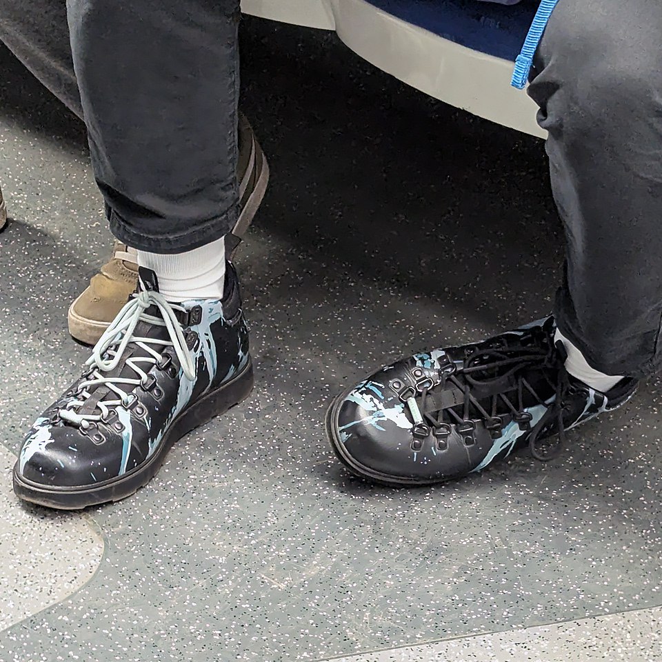 Задумывались ли вы, что ваши ботинки могут быть не только стильными, но и полезными для природы? Именно эту идею воплотил российский бренд 🇷🇺 Hike , создав коллаборацию с Lamoda и фондом «Озеро Байкал... | Сетка — социальная сеть от hh.ru