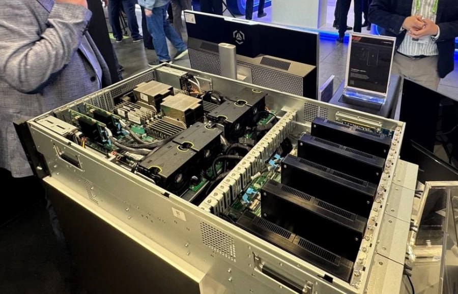 ⏺ «ХайТэк» представила универсальный ускоритель LinQ HPS для высокоплотных вычислений
Ускоритель LinQ HPS позволяет производить 960 трлн операций в секунду (TOPS) | Сетка — социальная сеть от hh.ru