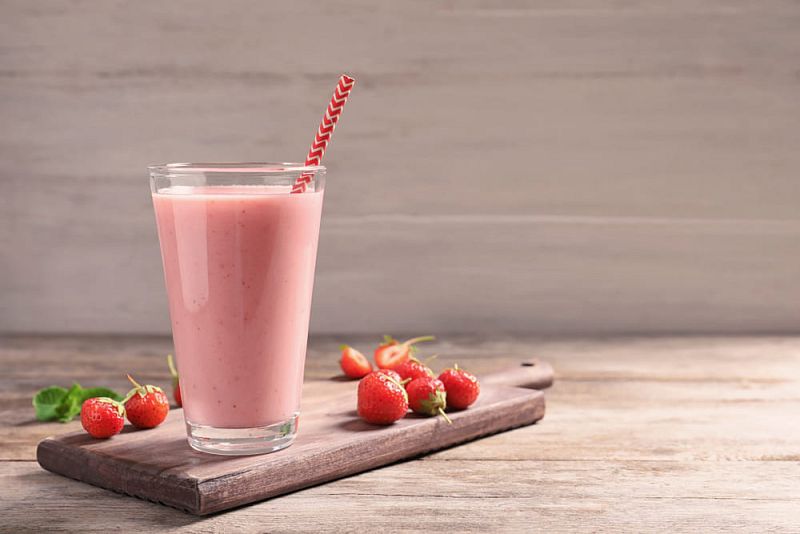 🍓*Клубничные лайфхаки: от рынка до тарелки🎆1. Как правильно мыть клубнику
Не надо сразу бросаться в раковину с криком «ЧИСТОТА — ЭТО ЖИЗНЬ!». Клубника — нежная барышня, она не любит грубость | Сетка — социальная сеть от hh.ru