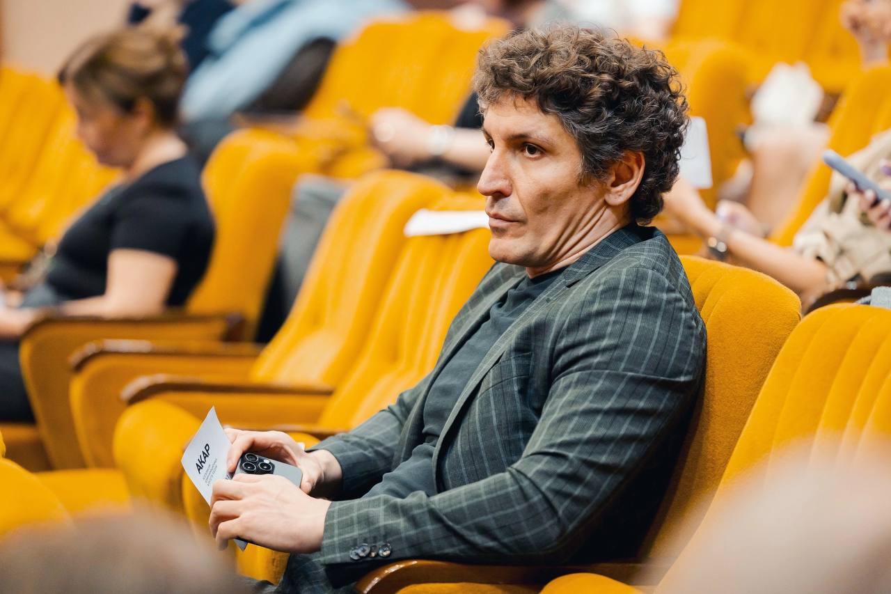 В этом году не поехал на ПМЭФ — не хотел смущать эскортниц своей маленькой ебиддой. | Сетка — социальная сеть от hh.ru