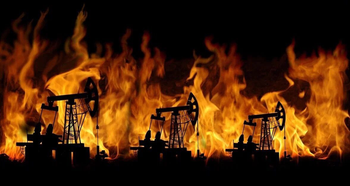В Иране повреждены нефтяные резервуары в Шахране
В Иране зафиксировано разрушение резервуаров с нефтью и топливом в Шахране, написала The Washington Post со ссылкой на снимки Planet Lab | Сетка — социальная сеть от hh.ru