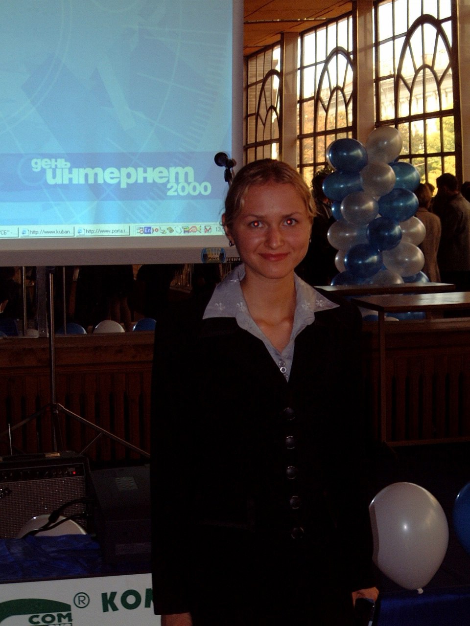 #НостальгияВСамоеСердце
От автора текста и фото:
Нашел в архиве интернета фотографии с какого-то мероприятия по продвижению компьютерных технологий и интернета в начала 2000-х | Сетка — социальная сеть от hh.ru