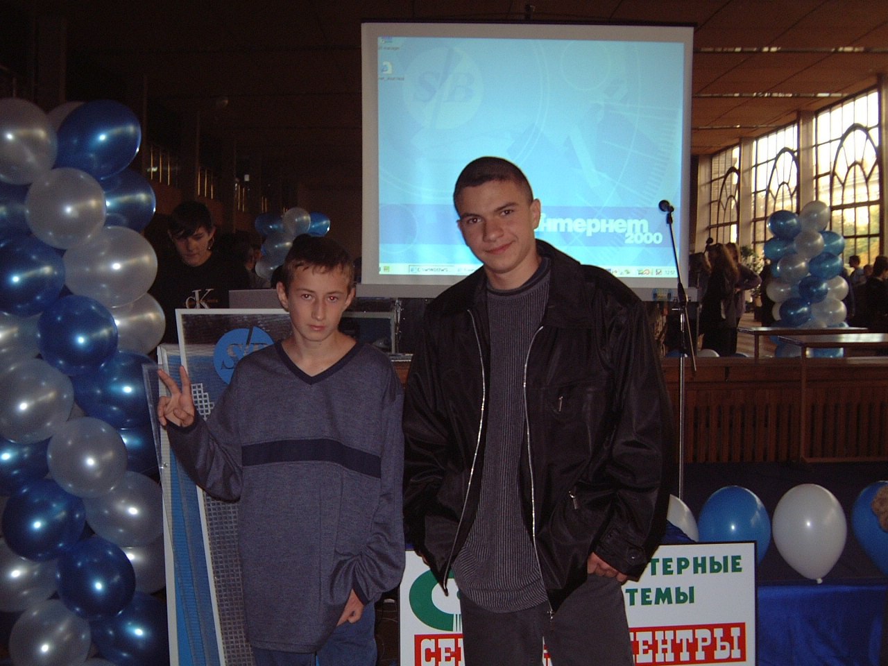 #НостальгияВСамоеСердце
От автора текста и фото:
Нашел в архиве интернета фотографии с какого-то мероприятия по продвижению компьютерных технологий и интернета в начала 2000-х | Сетка — социальная сеть от hh.ru