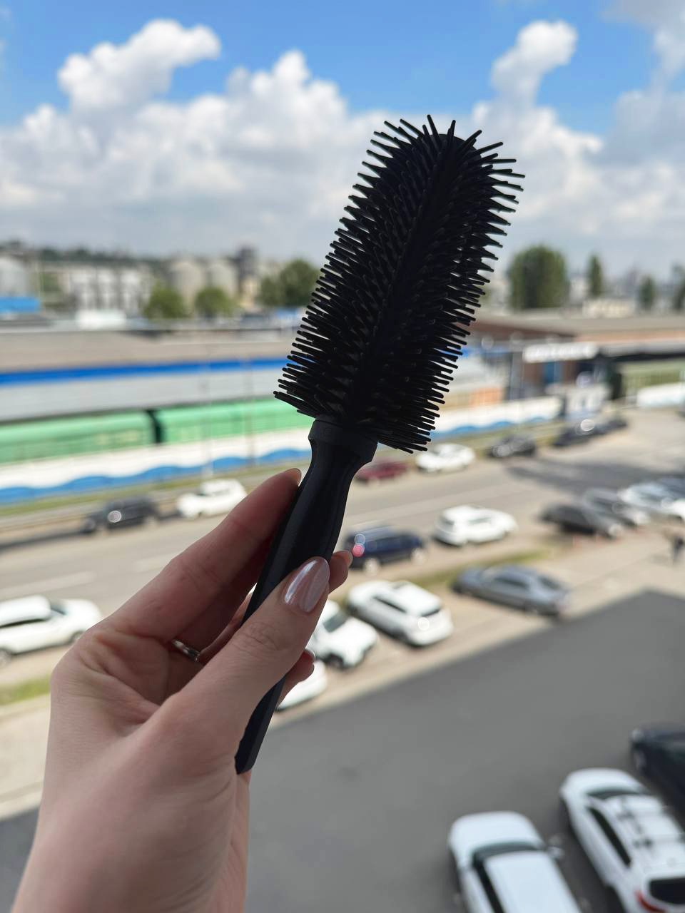 В каждой команде есть свои легенды. 😎
У нас – это расческа нашего проджекта Виолетты!
На Новый год она получила подарок от Тайного Санты: обычная такая расческа... со съемной насадкой | Сетка — социальная сеть от hh.ru
