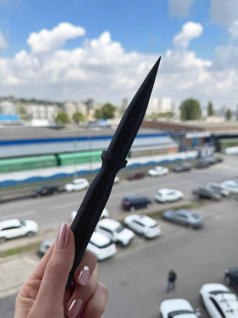 В каждой команде есть свои легенды. 😎
У нас – это расческа нашего проджекта Виолетты!
На Новый год она получила подарок от Тайного Санты: обычная такая расческа... со съемной насадкой | Сетка — социальная сеть от hh.ru