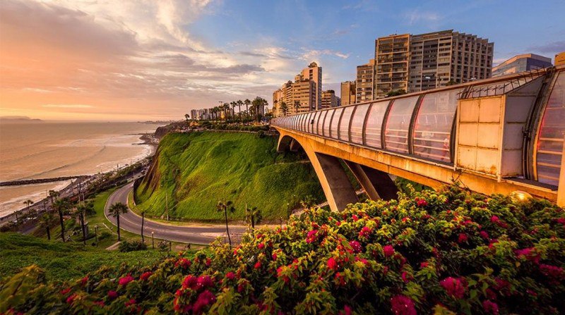 Lima
Discover Lima: A Perfect Stopover Destination
If you have free time, explore Lima’s beautiful Miraflores district. It’s a vibrant area with stunning ocean views, lush parks, and lively cafes | Сетка — социальная сеть от hh.ru