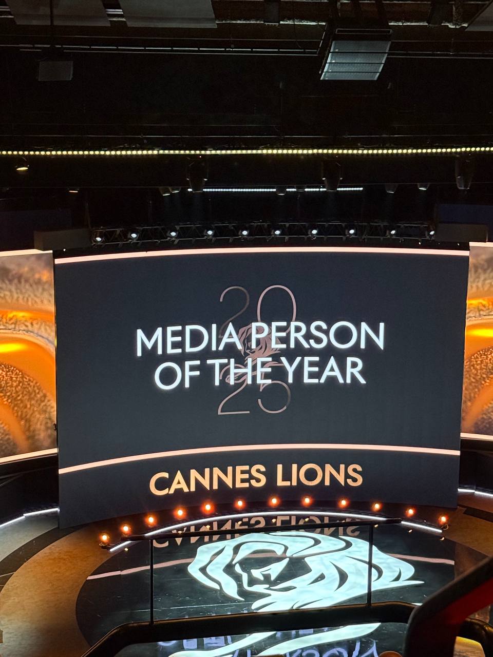 Media Person of the Year на Cannes Lions стал CEO Amazon, за создание самой большой медиа площадки в мире.
Вручал ему Льва CEO Cannes Lions.
Смотрим дальше) | Сетка — социальная сеть от hh.ru