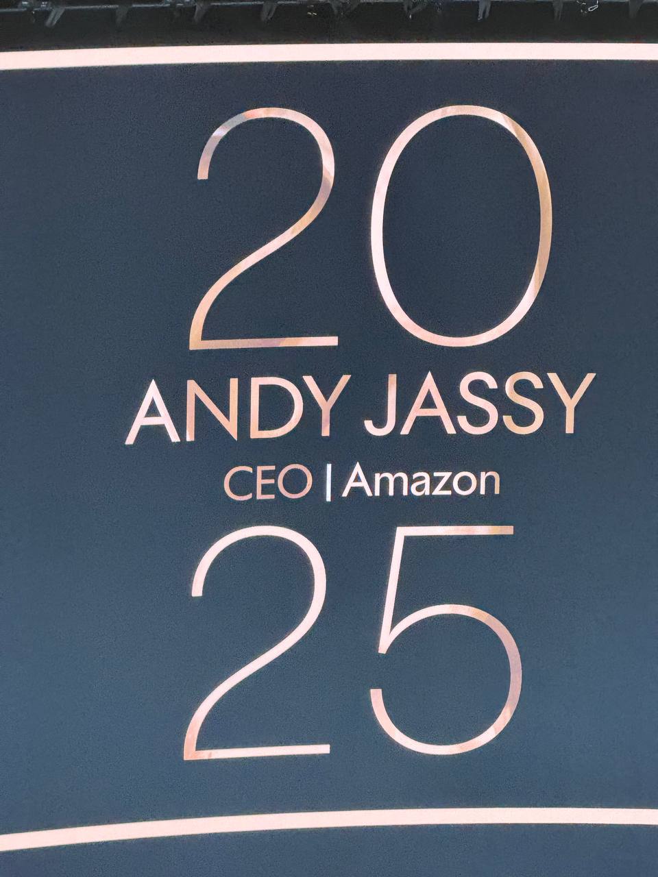 Media Person of the Year на Cannes Lions стал CEO Amazon, за создание самой большой медиа площадки в мире.
Вручал ему Льва CEO Cannes Lions.
Смотрим дальше) | Сетка — социальная сеть от hh.ru