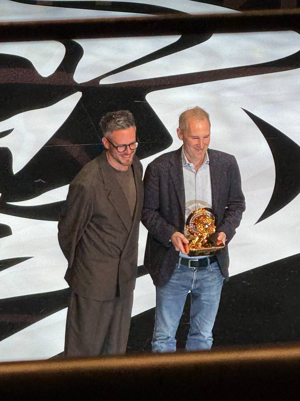 Media Person of the Year на Cannes Lions стал CEO Amazon, за создание самой большой медиа площадки в мире.
Вручал ему Льва CEO Cannes Lions.
Смотрим дальше) | Сетка — социальная сеть от hh.ru