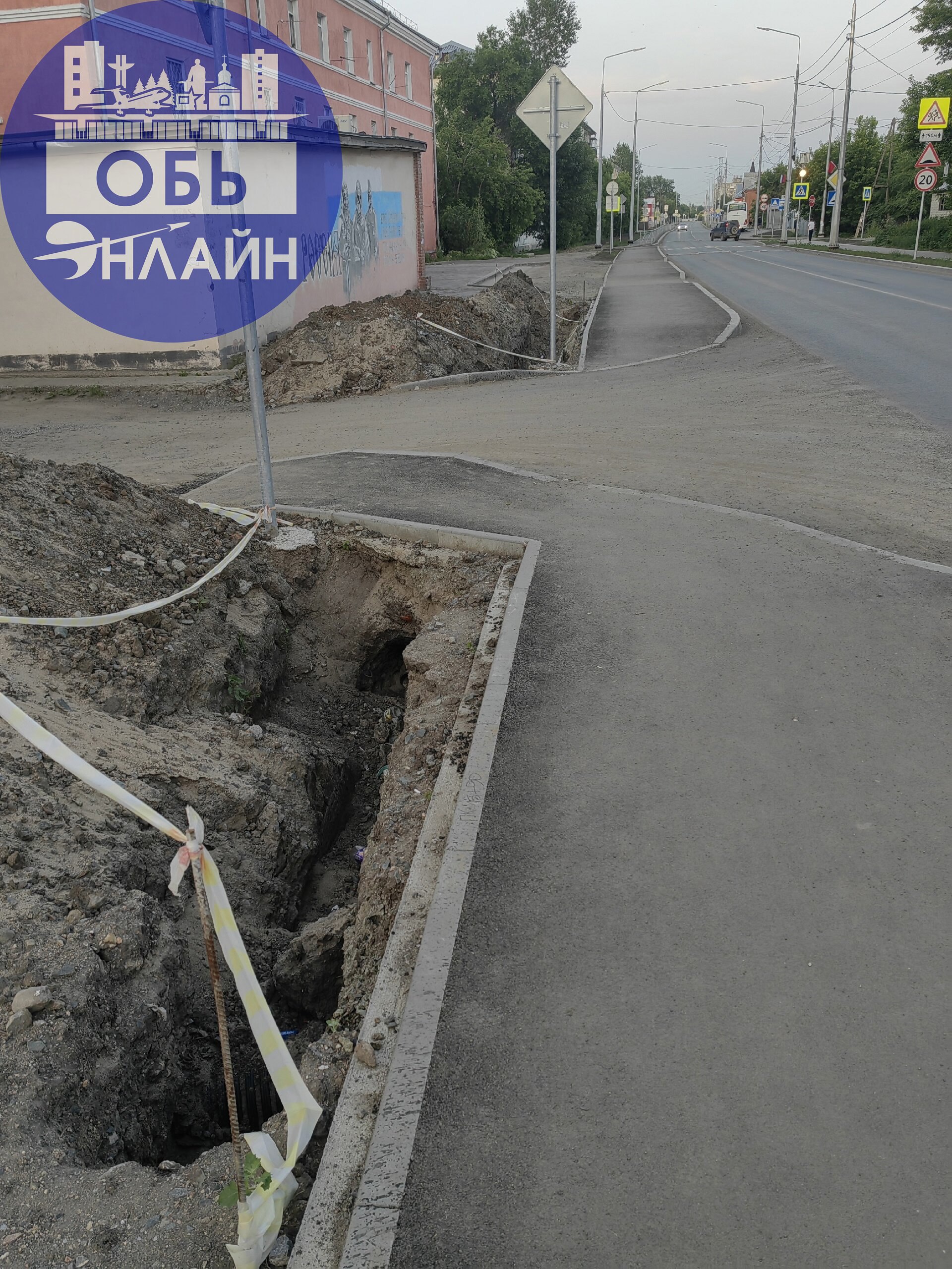 ↗ Как сдали дорогу?
если ямы остались и кабель не закопали? Ждут чтобы дождь наполнил и накрылось освещение на Железнодорожной?
Участок возле 16 и 18 дома, траншея опасная, там штыри арматуры торчат, ... | Сетка — социальная сеть от hh.ru