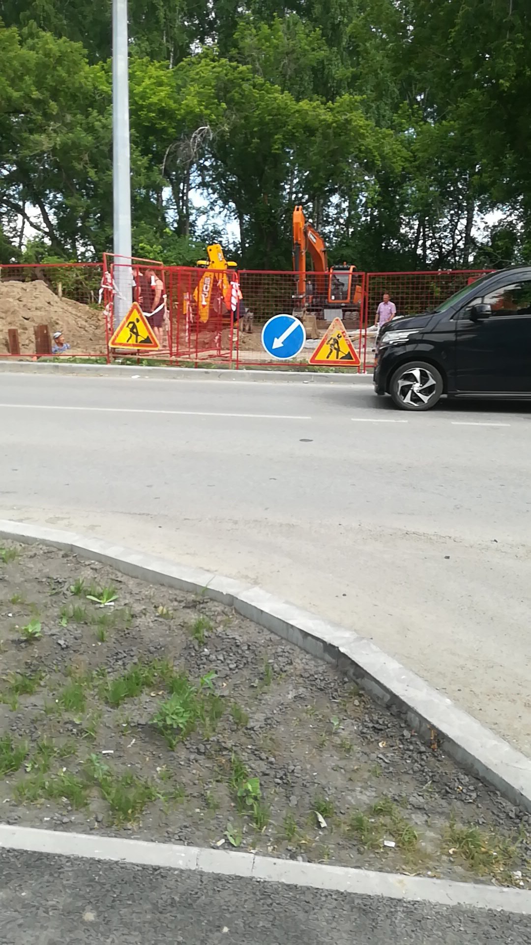 На Строительной перекопали часть тротуара. Сначала делаем, потом ломаем.
http://vk.com/ob.gorod?w=wall-100380192524449 | Сетка — социальная сеть от hh.ru