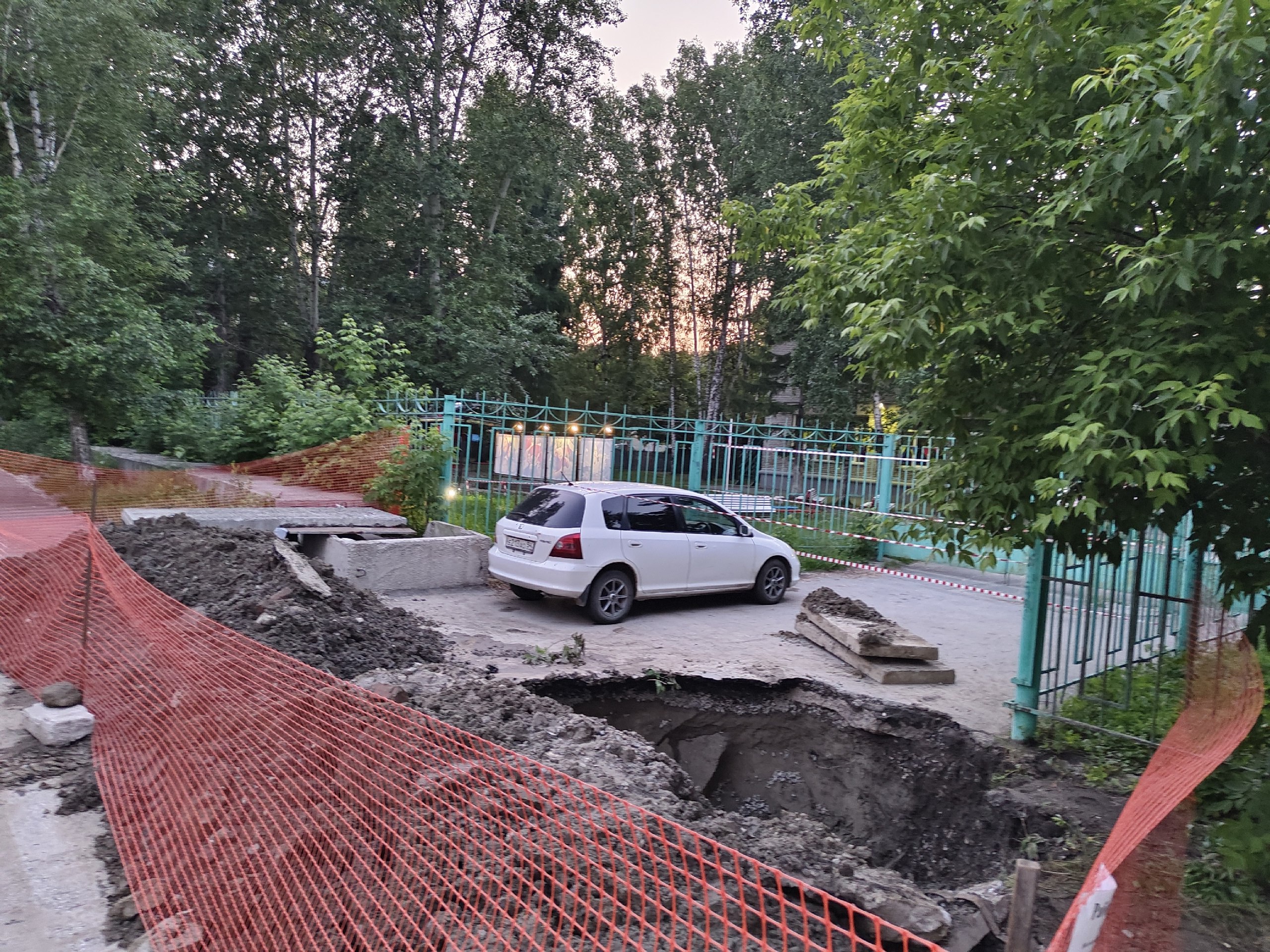 Машина оказалась "в заложниках" у коммунальщиков
http://vk.com/ob.gorod?w=wall-100380192524213 | Сетка — социальная сеть от hh.ru