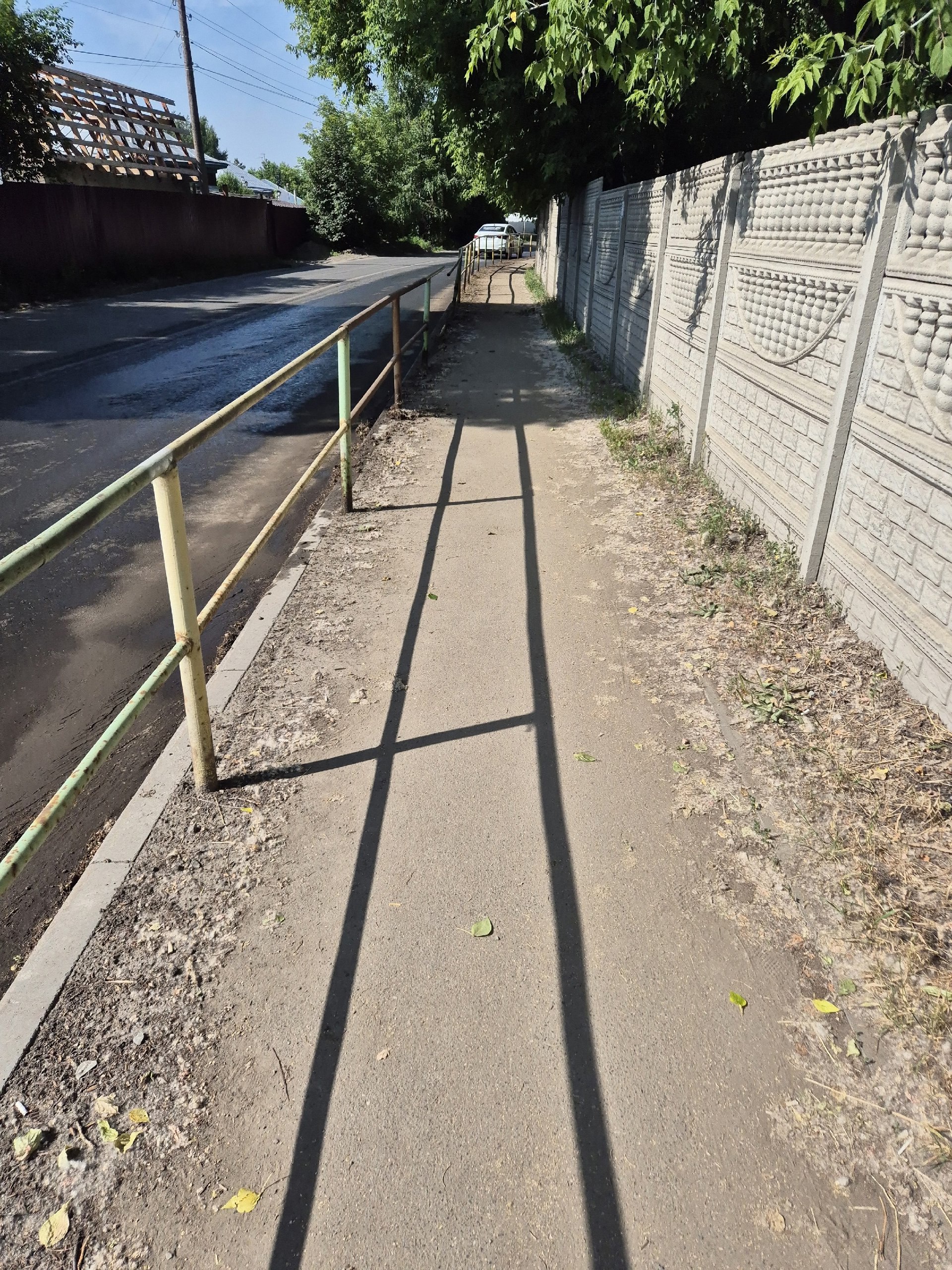 МКУ Городское хозяйство! Очень замечательно что вы сегодня промыли дорогу, и сбили грязь от поребрика. Но не до такой же степени, всё снести на тротуар | Сетка — социальная сеть от hh.ru