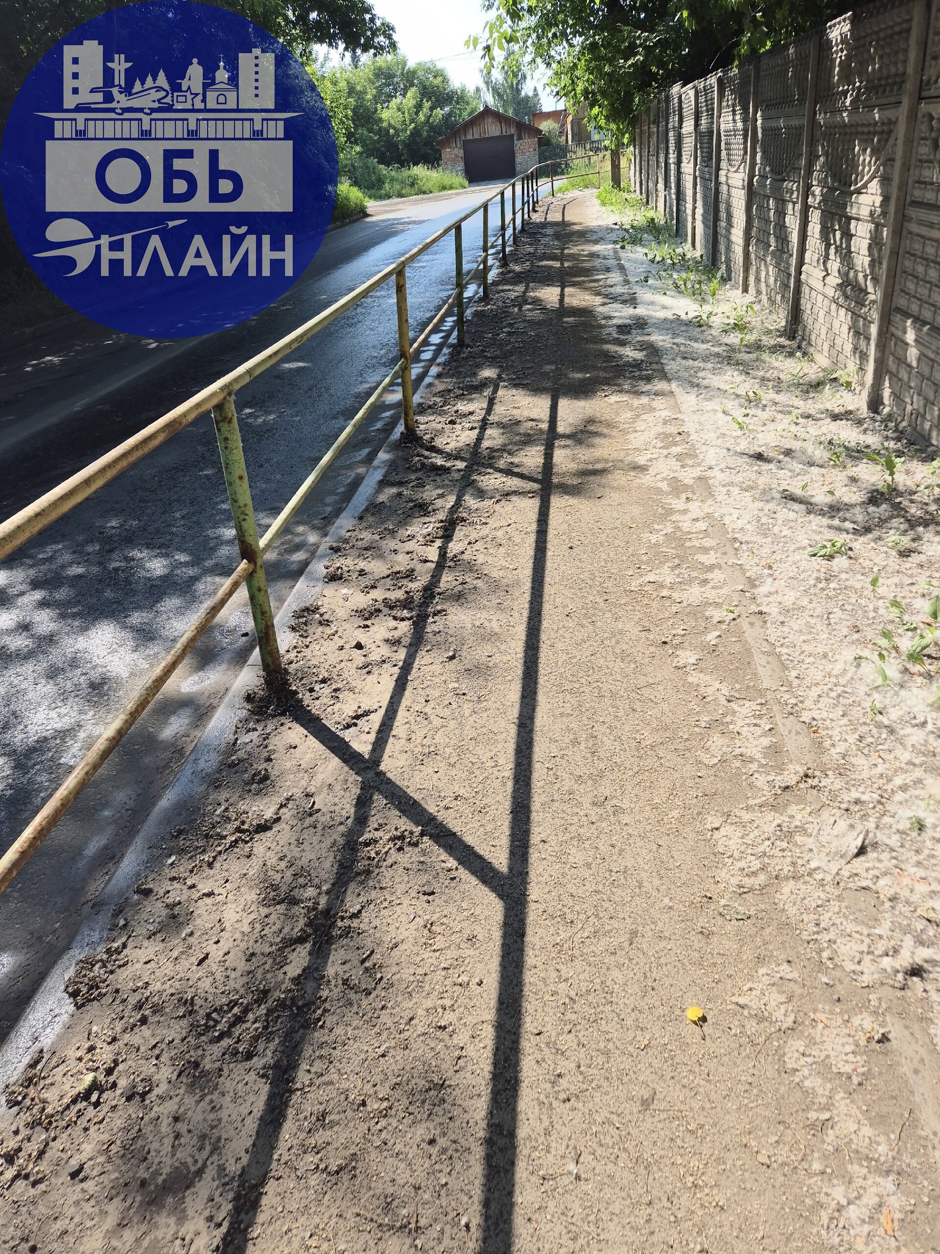 ↗ МКУ Городское хозяйство! Очень замечательно что вы сегодня промыли дорогу, и сбили грязь от поребрика. Но не до такой же степени, всё снести на тротуар | Сетка — социальная сеть от hh.ru