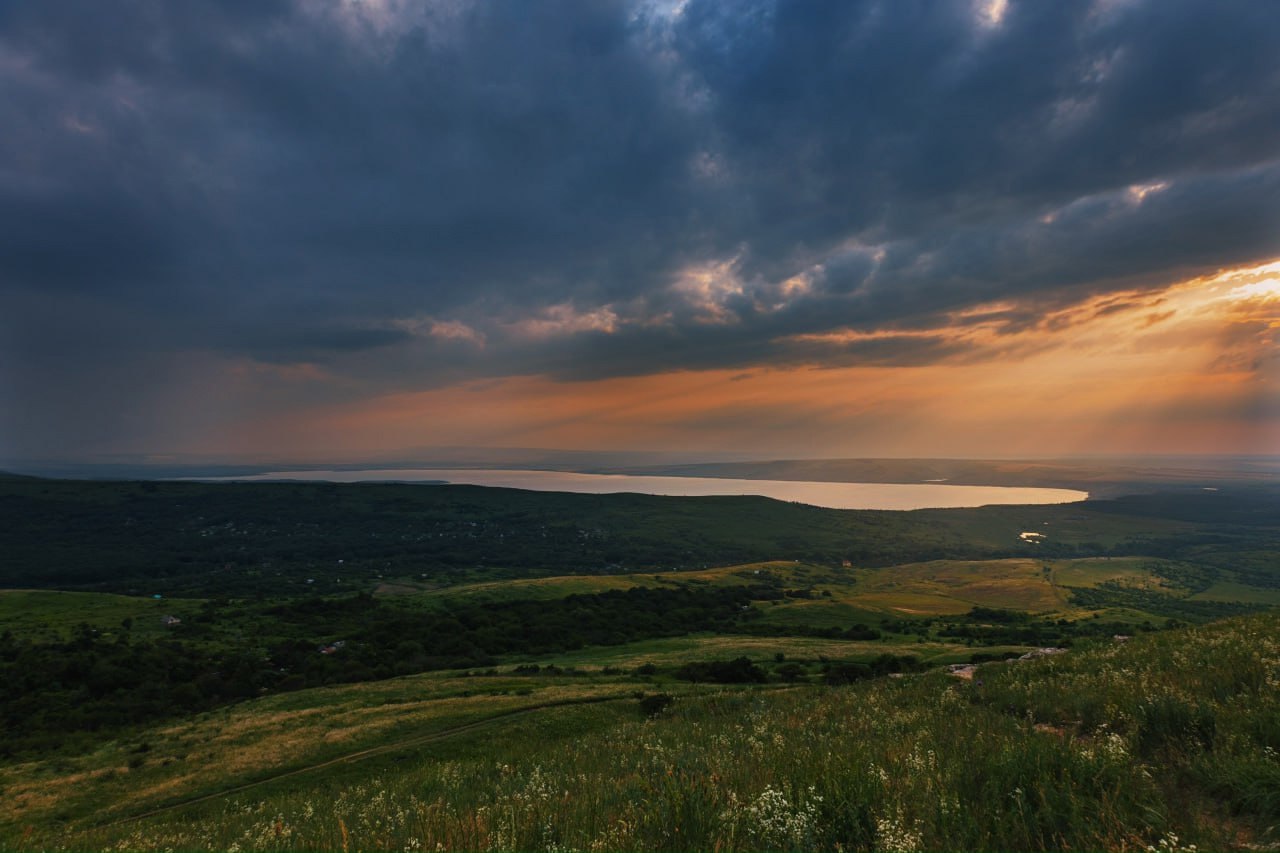Вид на Сенгилей с горы Беспутки
📷 leksafotiadi | Сетка — социальная сеть от hh.ru