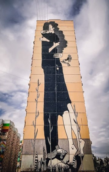 🎨 Музей граффити под открытым небом
Благодаря мастерам стрит-арта из 26 стран мира появилось 50 картин, выполненных в стиле граффити
Самое больше полотно — 60-метровый портрет Юрия Гагарина😍
📍Микрорай... | Сетка — социальная сеть от hh.ru