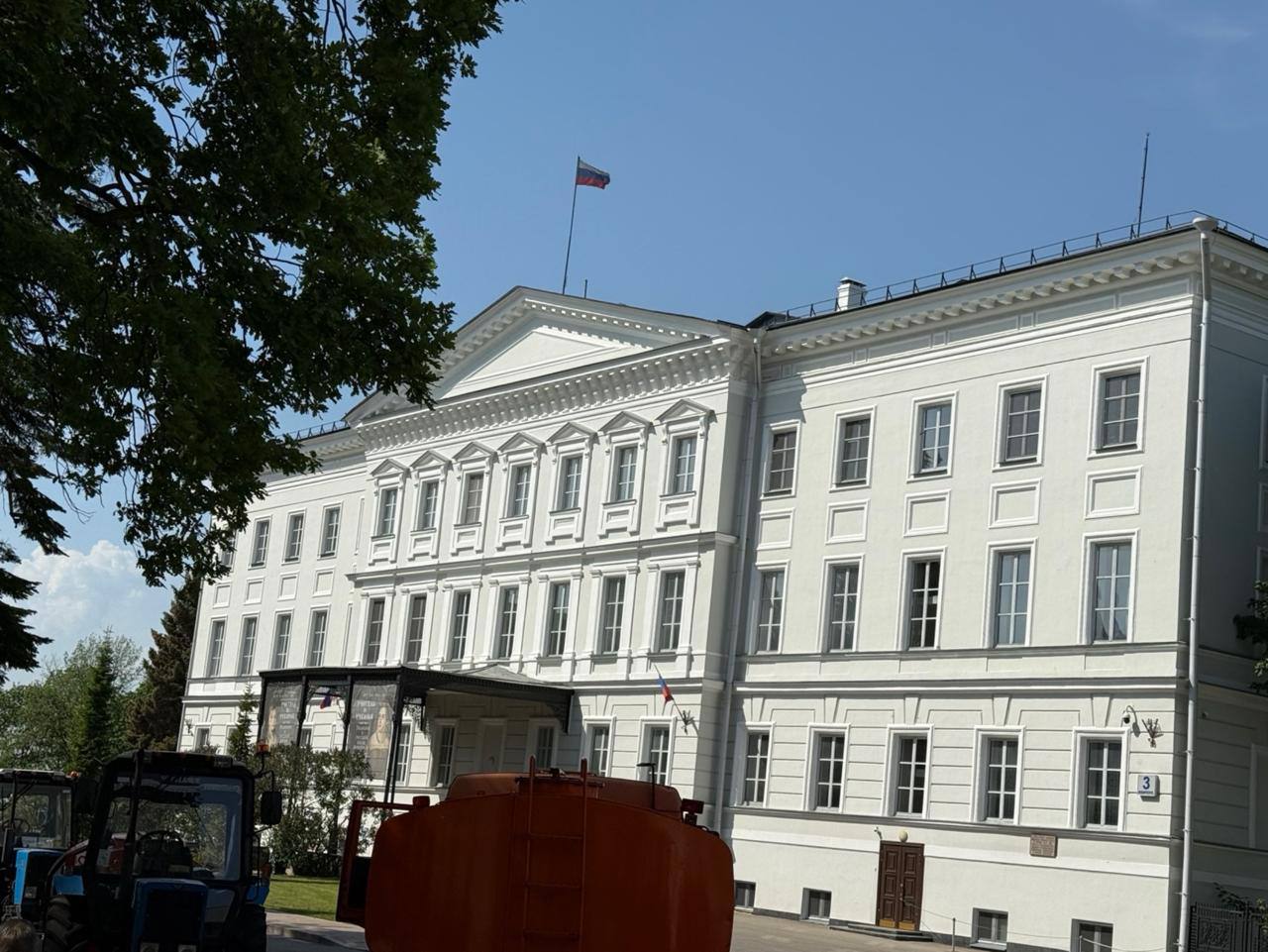 🏛 Неоклассицизм или ампир? Как я разобрался в стилях с помощью ИИ
Недавно гулял по Кремлю в Нижнем Новгороде и обратил внимание на красивое отреставрированное здание (фото 1) | Сетка — социальная сеть от hh.ru
