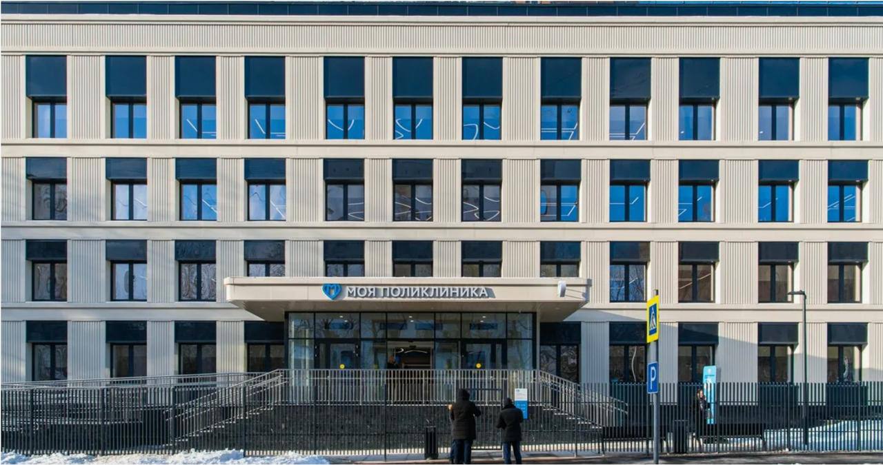 🏛 Неоклассицизм или ампир? Как я разобрался в стилях с помощью ИИ
Недавно гулял по Кремлю в Нижнем Новгороде и обратил внимание на красивое отреставрированное здание (фото 1) | Сетка — социальная сеть от hh.ru