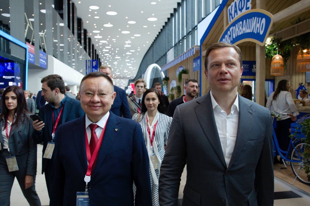 На полях ПМЭФ2025 Глава Минстроя России Ирек Файзуллин поздравил Заместителя Мэра Москвы, Руководитель Департамента транспорта и развития дорожно-транспортной инфраструктуры города Москвы Максима Ликс... | Сетка — социальная сеть от hh.ru