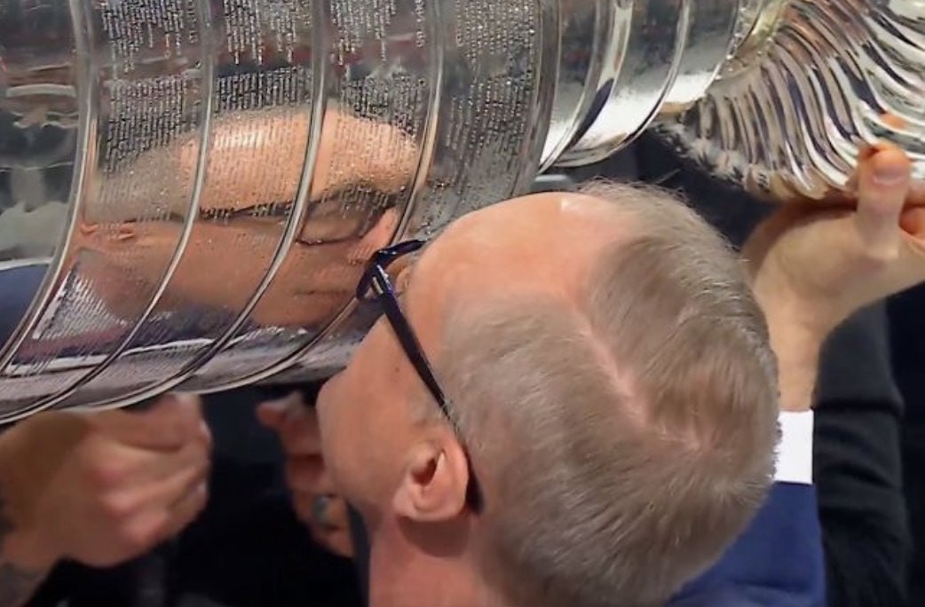 😍 Иногда отражение — это Путин в очках очень смешно
⬇️
Чат
#нхл #nhl | Сетка — социальная сеть от hh.ru
