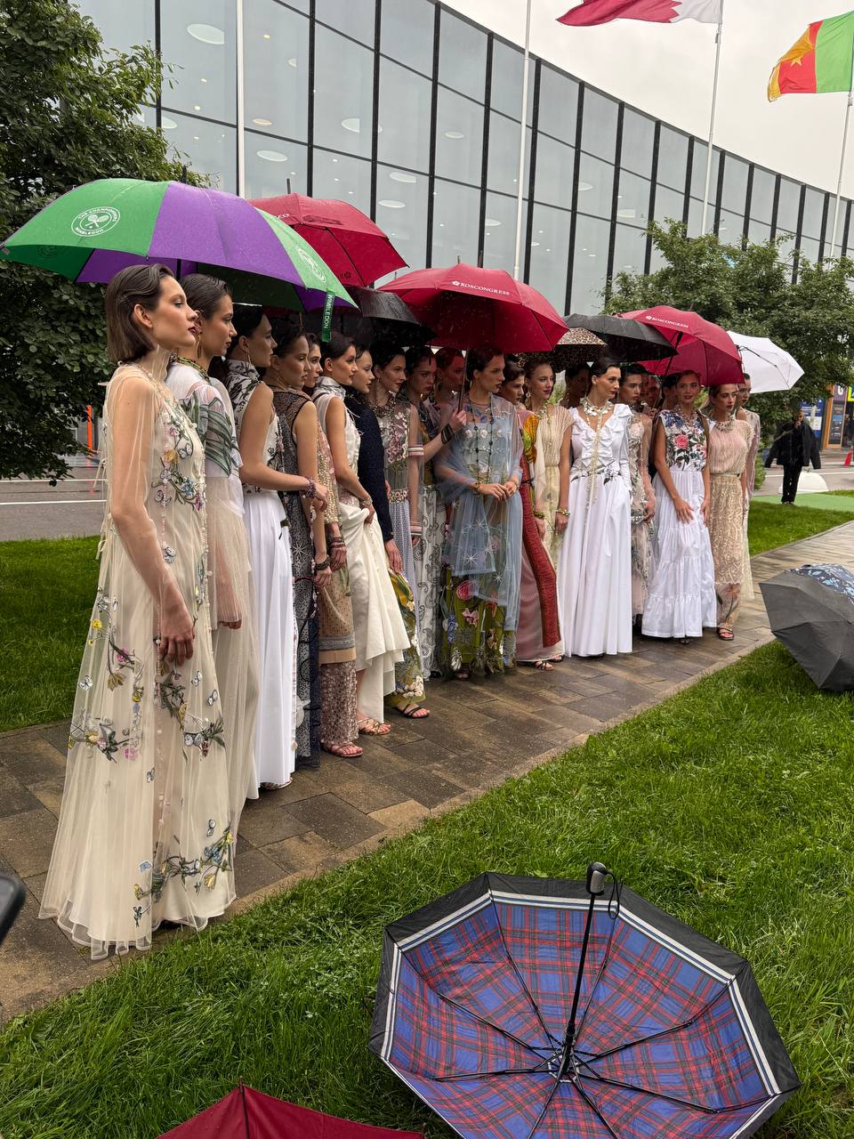 Модный показ курильщика петербуржца☔️🌧️
Коллекция Татьяны Парфеновой «Русская невеста» | Сетка — социальная сеть от hh.ru