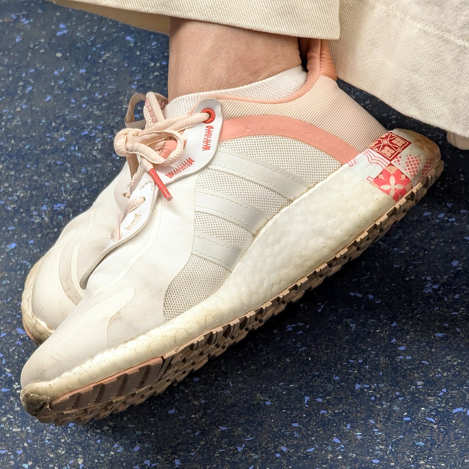 Словно конфета в золотой обёртке — сверкающая, загадочная и праздничная. Эти кроссовки не просто обувь, а привет из будущего, завернутый в традиции | Сетка — социальная сеть от hh.ru